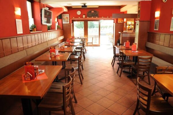 Obsluha restaurace (HPP, 1.900 Kč/den)