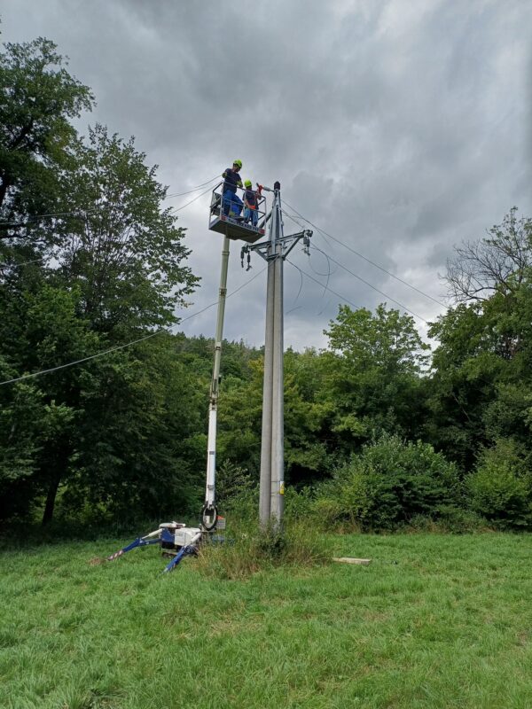 Elektromontér (45 000 – 57 000 Kč/měsíc)