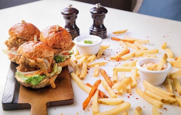 Hledáme zkušeného kuchaře – polední menu a burgery (3.000 Kč / směna)
